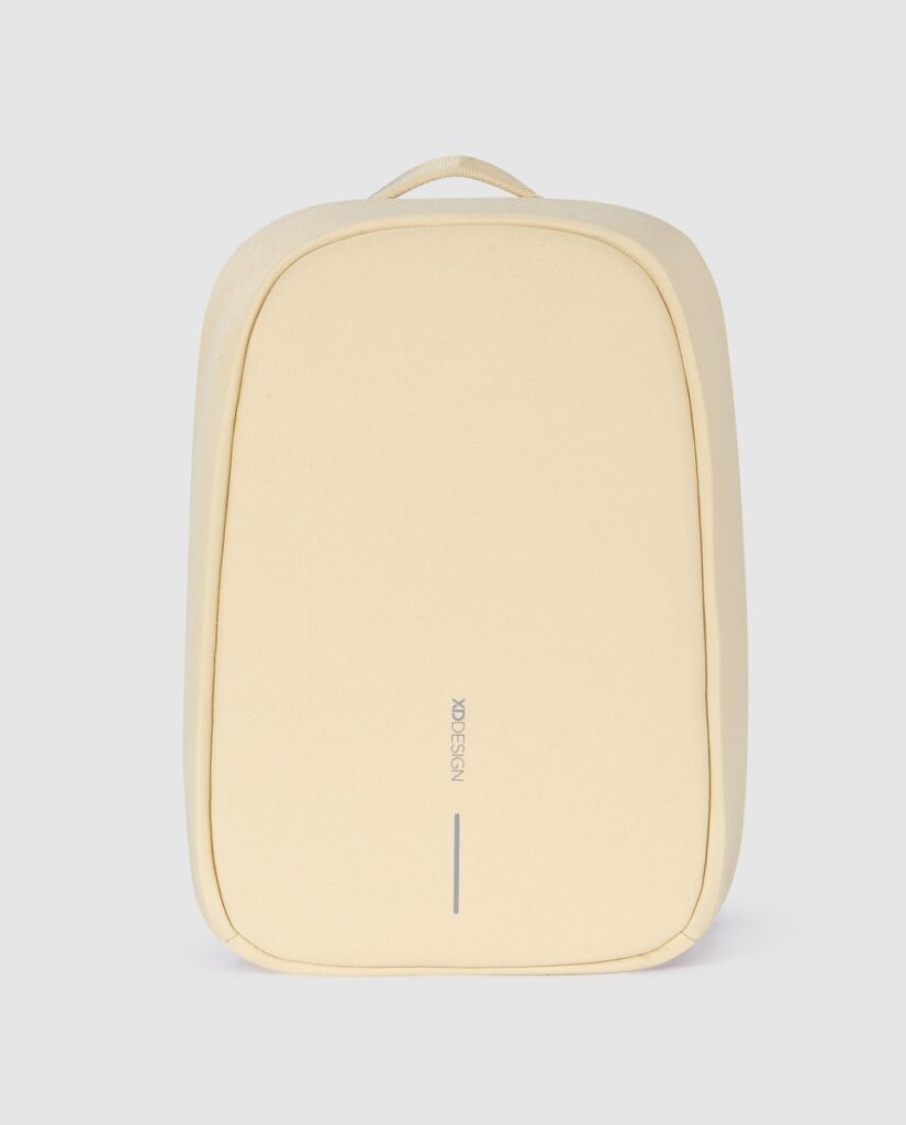 Mochila antirrobo pequeña XD Design Bobby Hero en beige con cremallera oculta y espacio para portátil