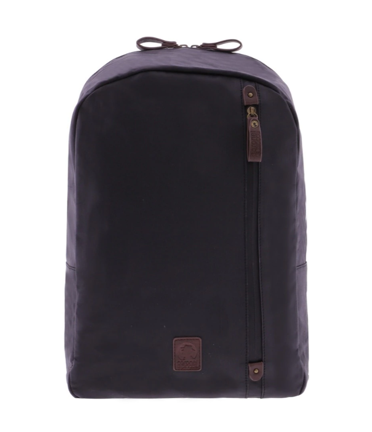 Mochila de hombre en color negro con logo grabado en etiqueta