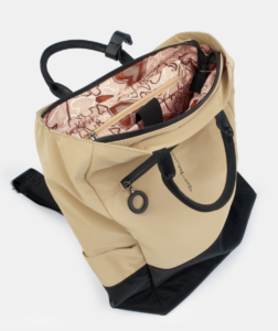 Mochila en tono beige con cremallera y espacio para portátil caminatta detalles Mochila en tono beige con cremallera y espacio para portátil caminatta detalles