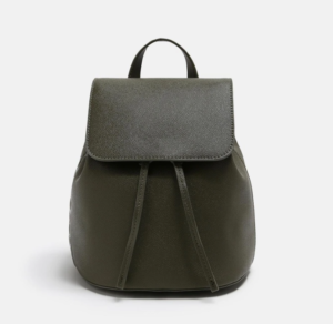 Mochila de mujer Adolfo Domínguez color verde con cierre de cordón más broche